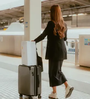 Viajera corporativa en la terminal
