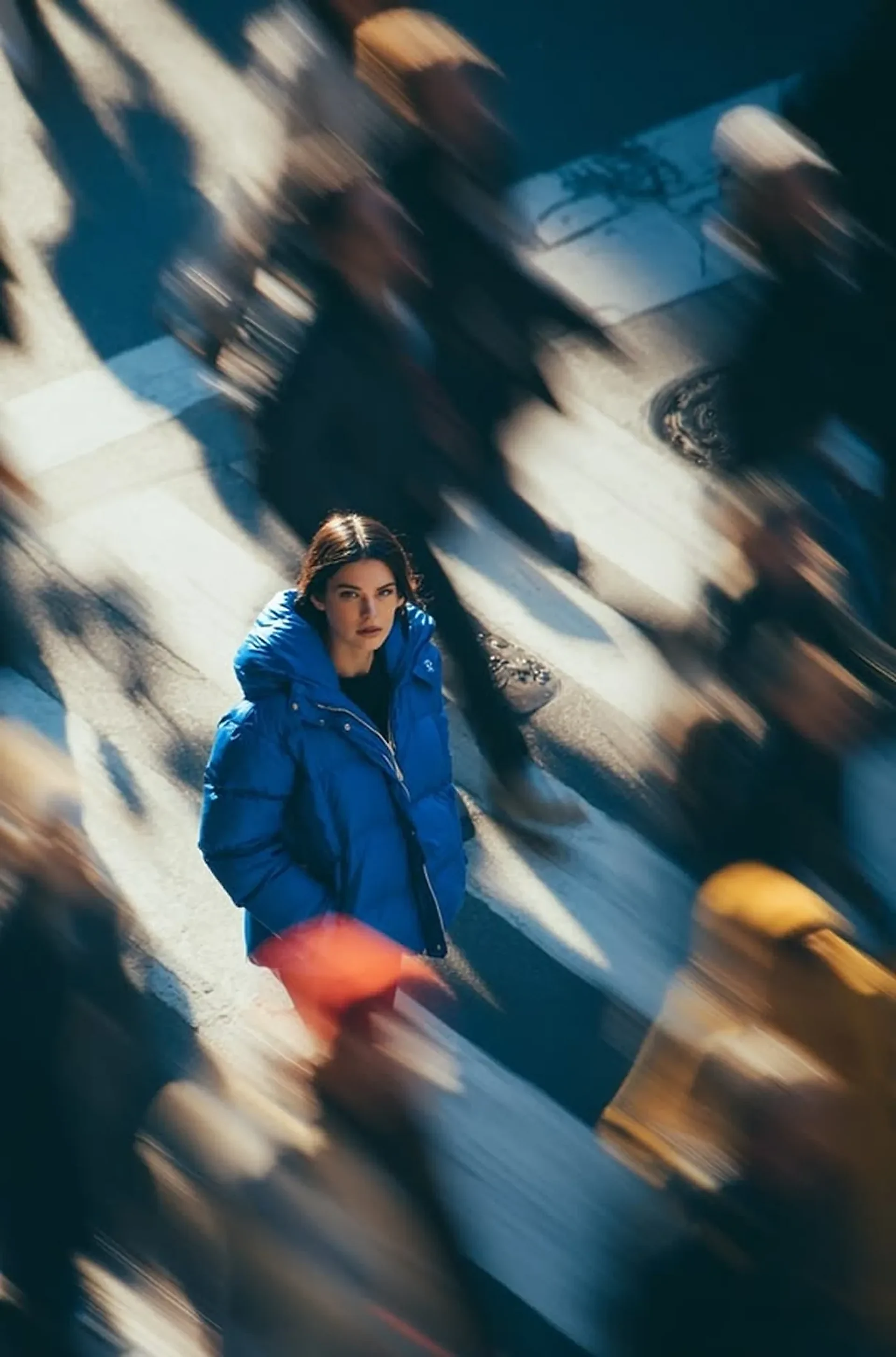 Viajera en una calle en movimiento