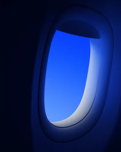 Ventanilla de avion sobre cielo nocturno