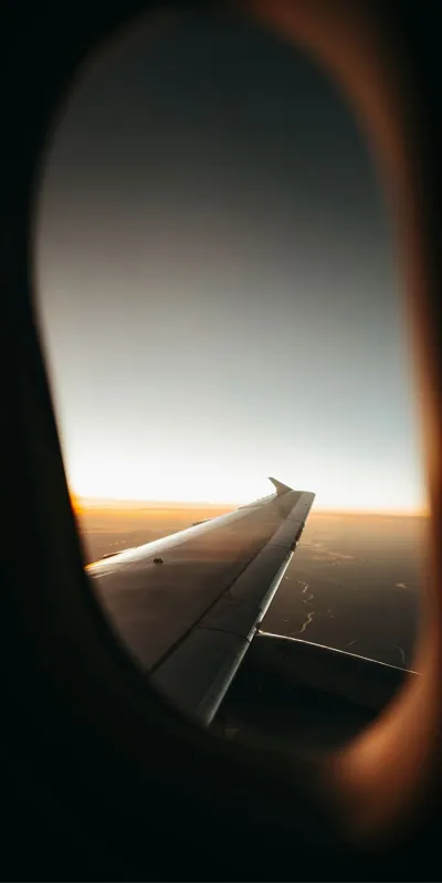 Ala de avion al atardecer desde la ventanilla